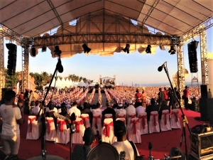2.000 Balinese dancers break new record at the Petitenget Festival