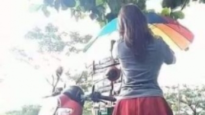 Coffee seller with hot dress causing commotion in Serangan