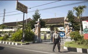 Five detainees facing theft and robbery charges escaped  from Denpasar police station