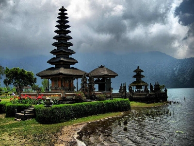 Bali switching over from the dry to the rainy season with first heavy showers  and alert warning for 2 meter high waves