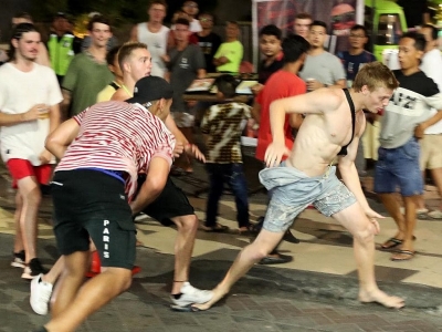 6.000 Australian schoolies partying in Bali, causing chaos and fights on streets of Kuta.