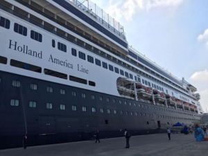 Crew evacuated on cruise ship from Singapore to Bali