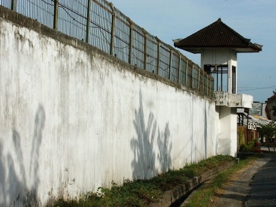 Urgent renovating needed at Kerobokan prison where prison fence wall could collapse during next strong earthquake.