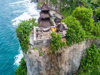 Uluwatu temple still safe to visit, even with visible cracks on the cliff rock.