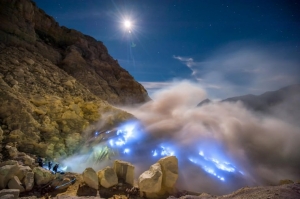 Mount Ijen at East Jave closed after releasing toxic gaz and explosions