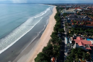 Bali governor closes beaches again the day after reopening