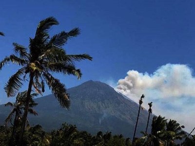 Mount Agung ongoing forest fires nearly reaching the top and shows more seismic activity but stays on level III